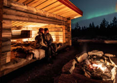 Nuotioilta porolaitumella revontulia tarkkaillen Rovaniemellä