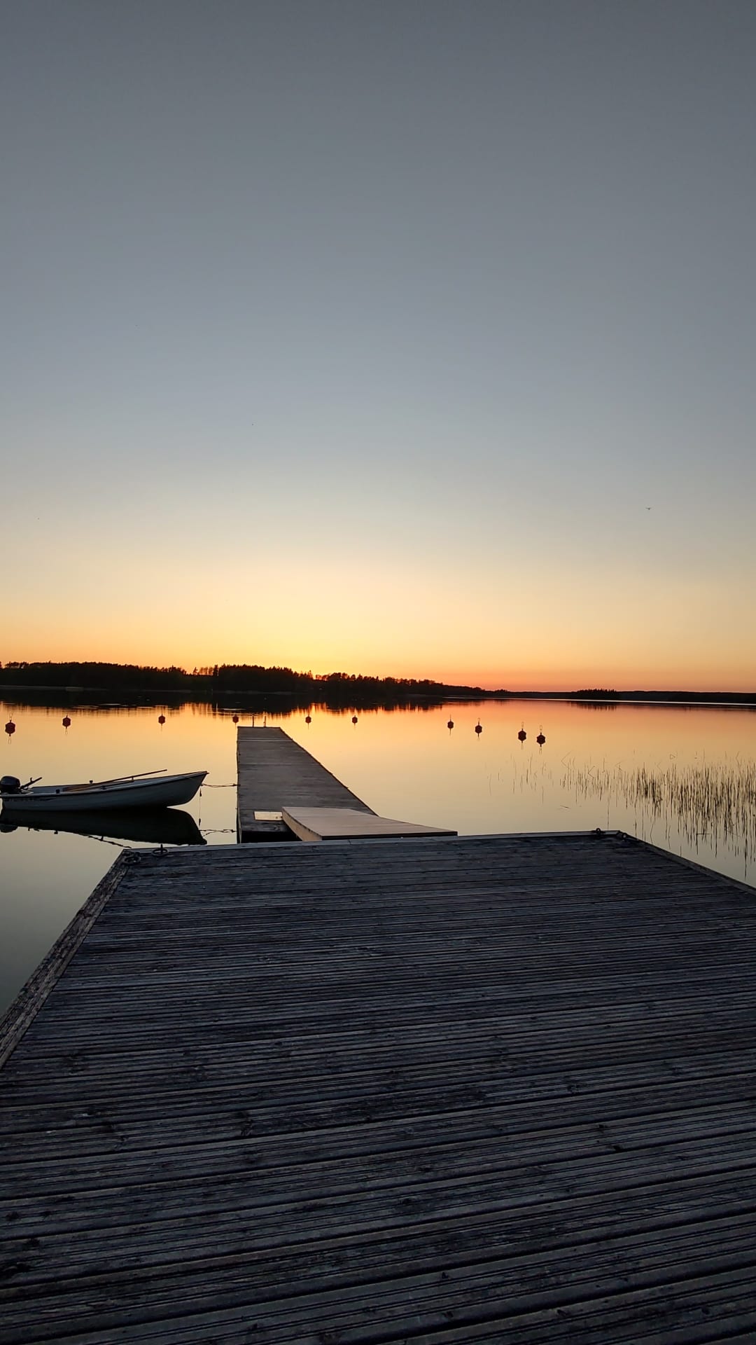 Auringonlasku laiturilla