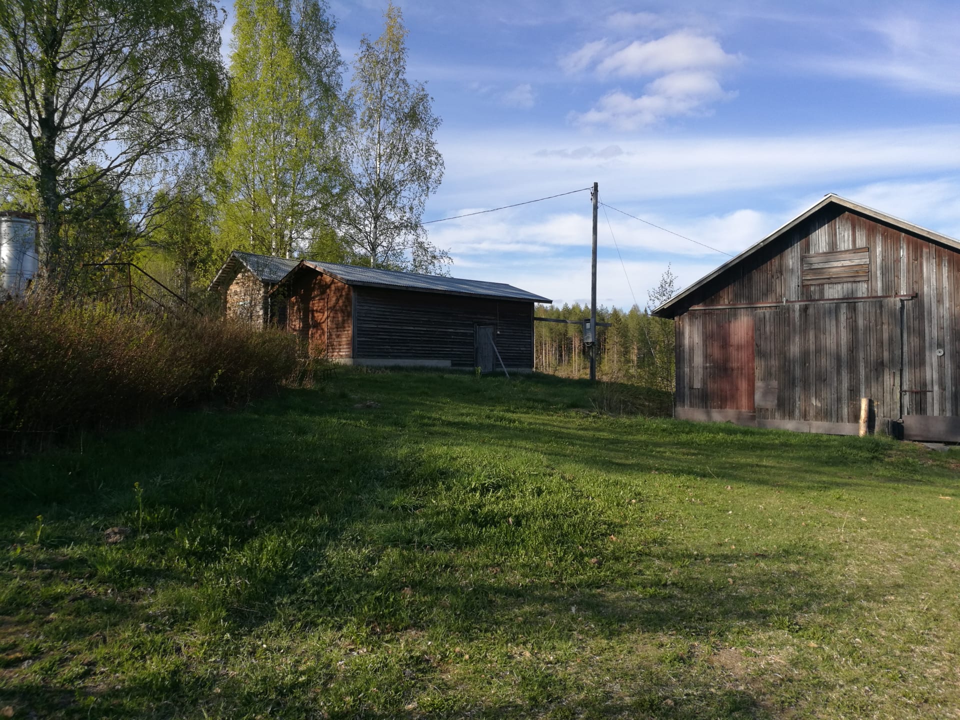Vanhan pihapiirin ulkorakennuksia.