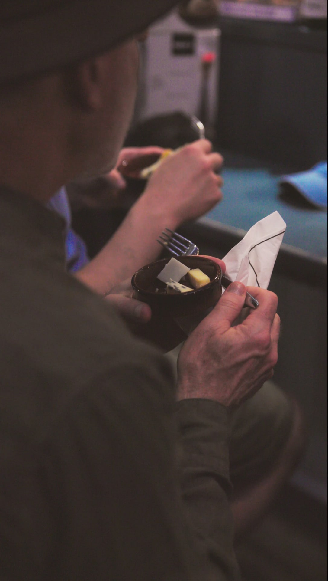 Juustopaloja syövä henkilö