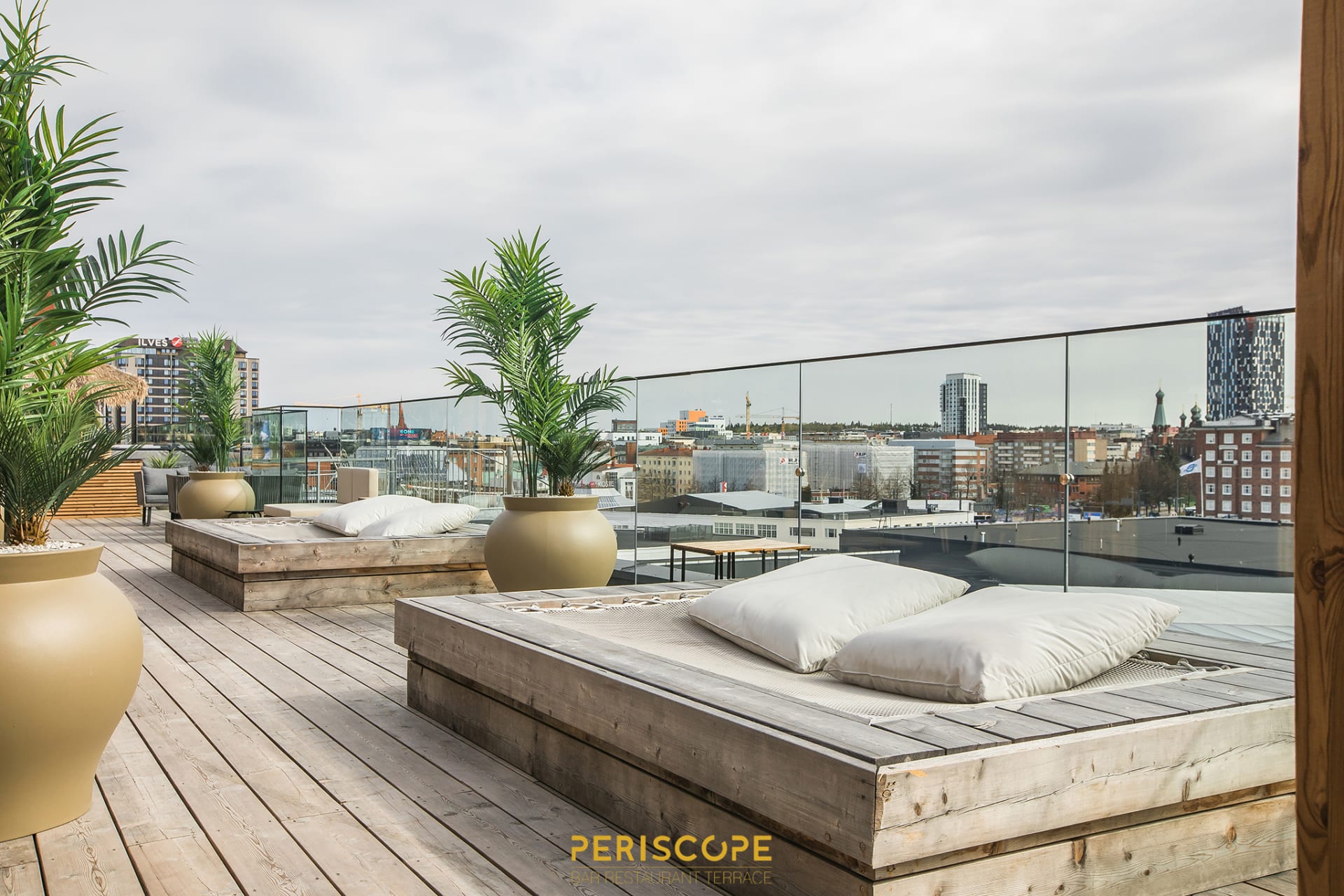 Periscope Spa - Sunbeds on the terrace / Aurinkopedit terassilla