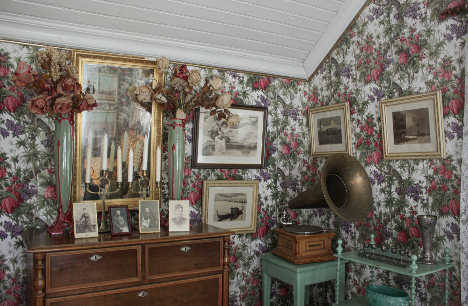 Interior in Abraham Ojanperä Home Museum.