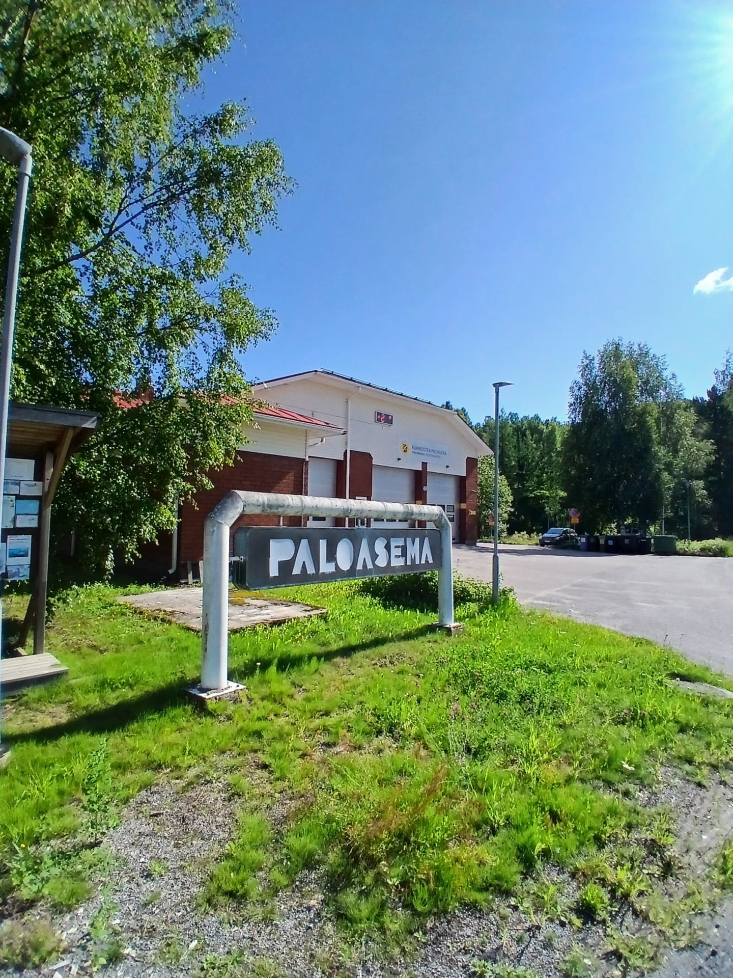 Paloasema, jonka takana matkaparkki sijaitsee