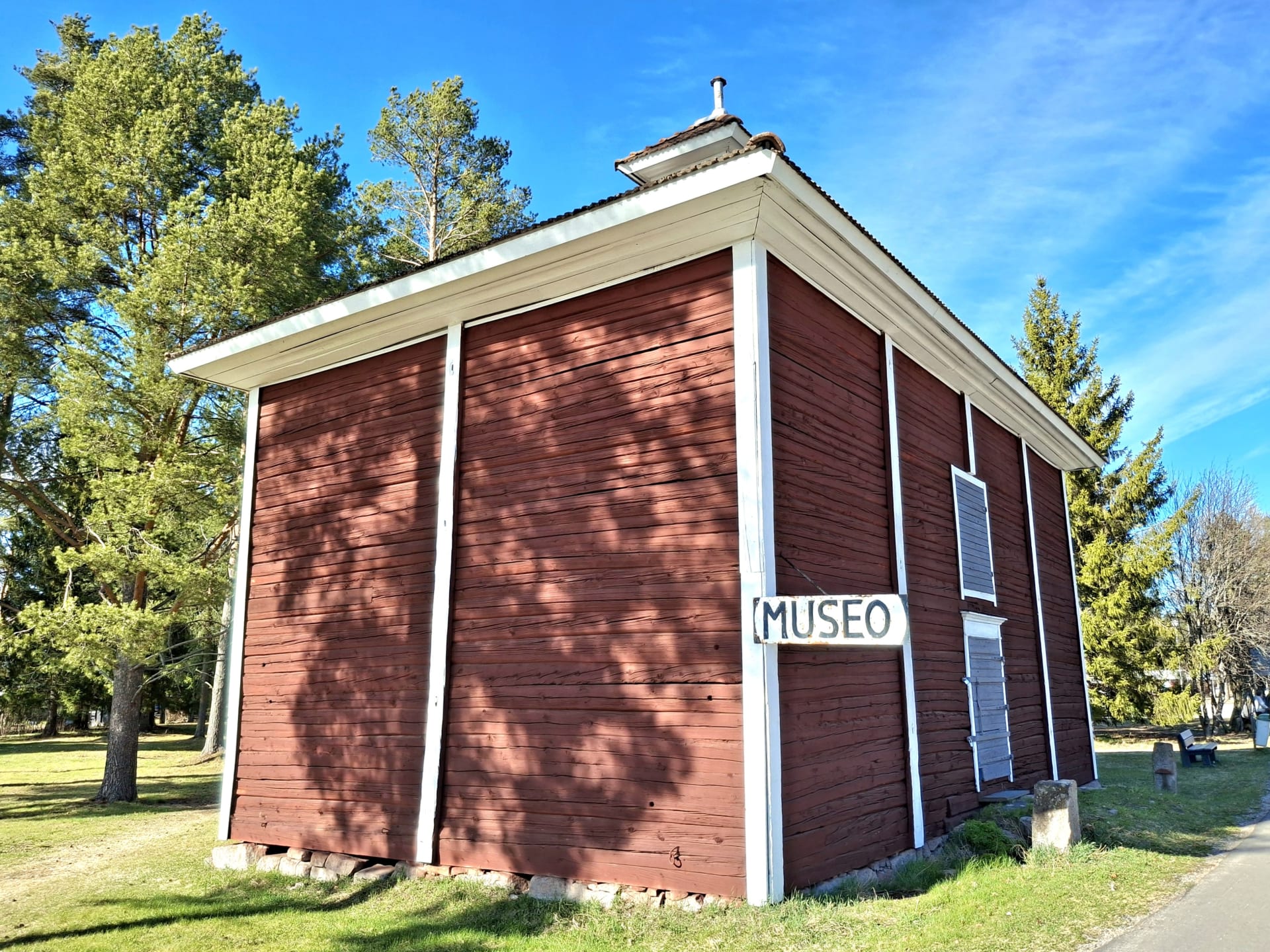 Esinemuseo ulkoa kesällä