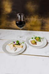 Kaksi tapasannosta ja lasi punaviiniä.