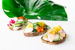 Kolme avoleipää tuoreilla täytteillä.