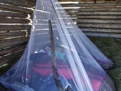 Yöpyminen heinäladossa