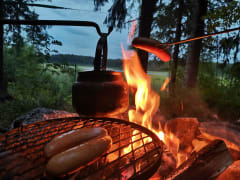 Makkarat metsänuotiolla