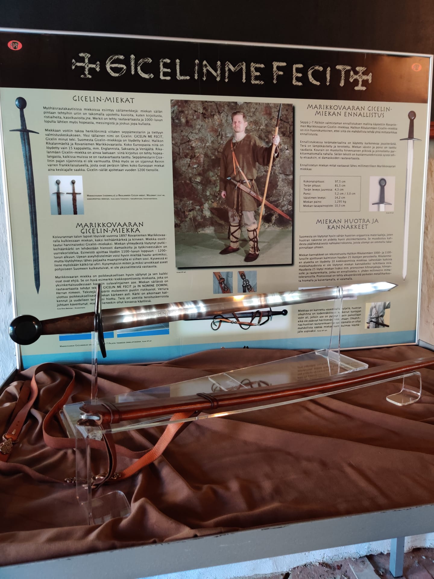 Kuva Gicelin miekan jäljennöksestä
