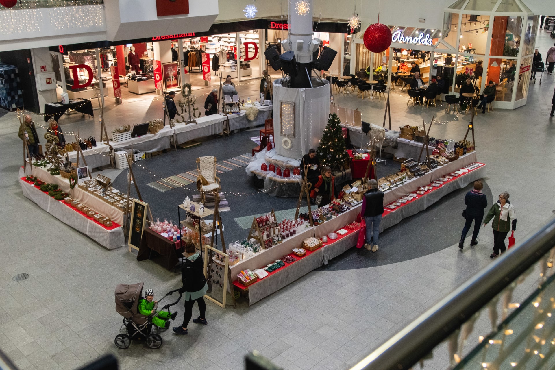 Zeppelinin Maalaisjoulutorin myyntipöytiä kotimaisine tuotteineen