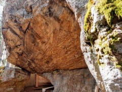 Enkelinpesän hajonnut siirtolohkare ja lippaluola