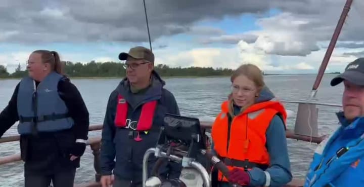 Nuori tyttö ohjaamassa purjelaiva Raahen Fiiaa