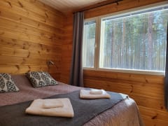 Esteetön hirsimökki Camping Hossan Lumossa, lähellä Hossan kansallispuistoa