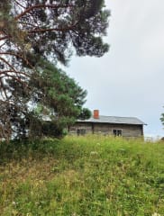 Myllykolun rakennus sijaitsee mäen päällä.