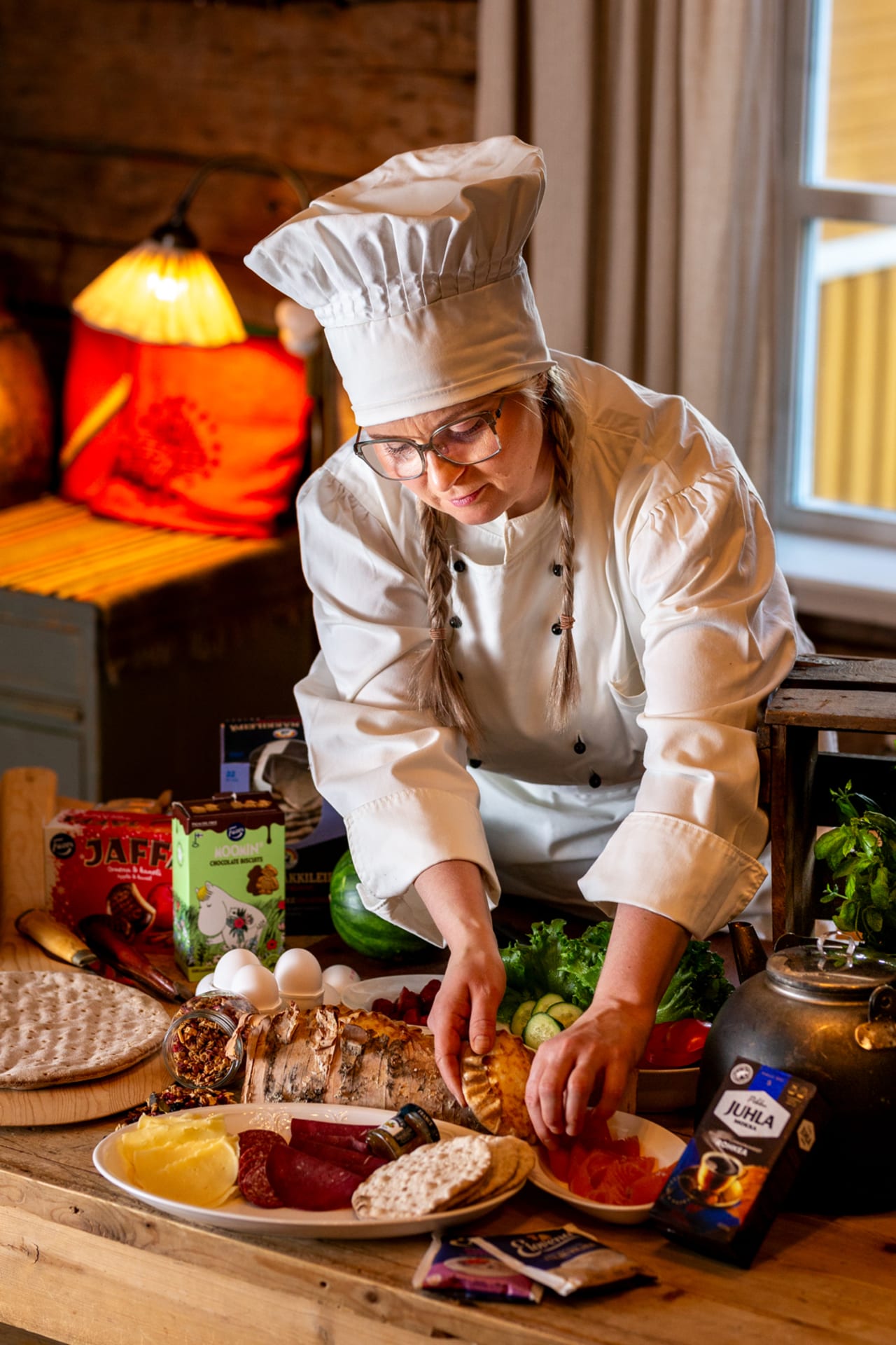 Ravintolan kokki ja omistaja on aukioloaikojen puitteissa paikalla.