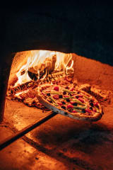 Nera Gardenin kesäterassilla valmistuvat maittavat pizzat.