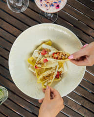 Erinomainen vaihtoehto alkupalaksi on ravintolamme mansikka-gorgonzola salaatti.