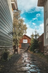 Toimimme vanhassa historiallisessa miljöössä Neristanissa keskellä Kokkolan sydäntä.