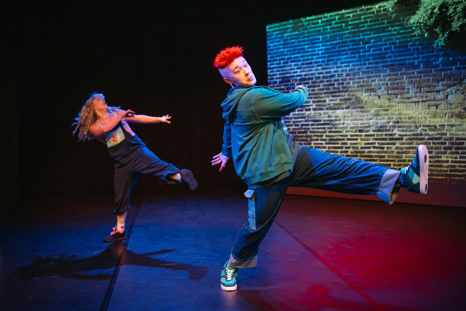 Nelli ja Risto tanssivat. Nelli ja Risto tanssivat.