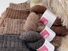 Luonnonvärisiä villakaulureita, neljä lankavyyhtiä ja lampaantalja