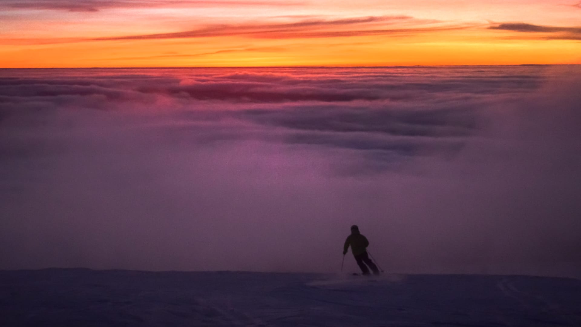 Skiing into sunset in Ylläs