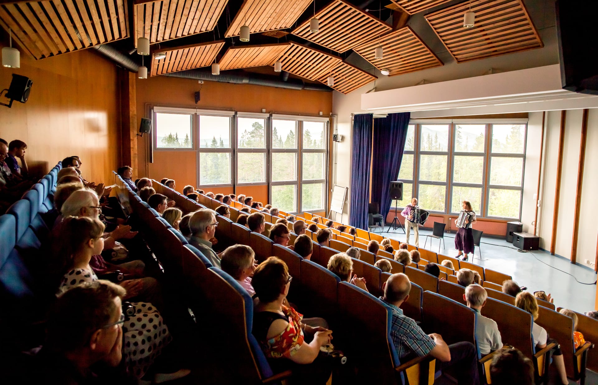 Kuva luontokeskuksen 100 hengen auditoriosta. Kuva: Juuso Ritari
