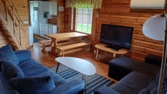 Isoin mökki yläparvella, keittiöllä ja useammalla makuuhuoneella