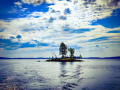 Pieni saari järven keskellä. Kuva: Rositsa Röntynen