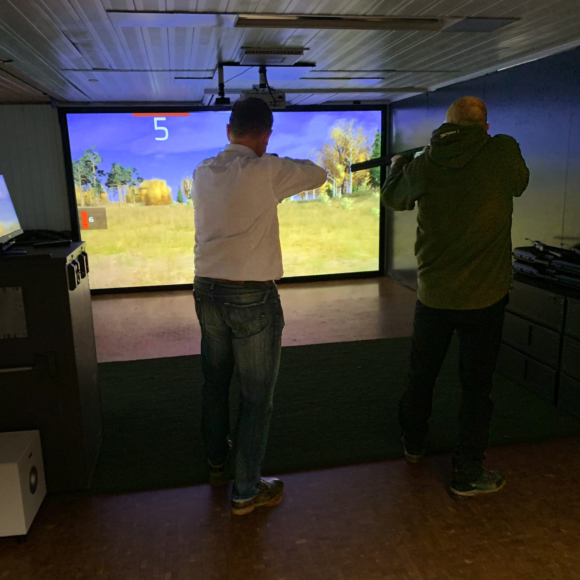 With the simulator, you can practice different hunting situations and precision shooting.