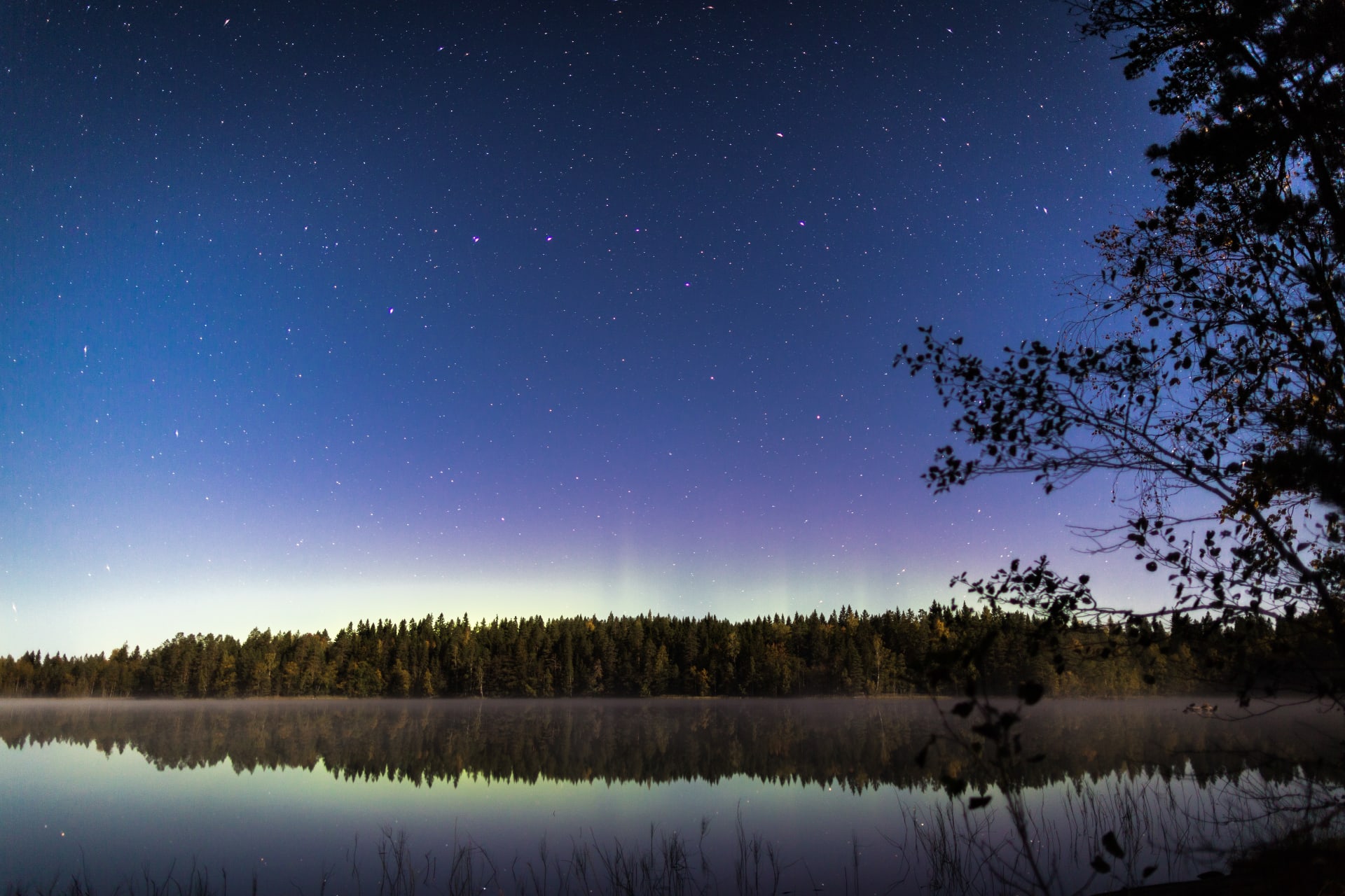 Öinen tähtitaivas järven yllä