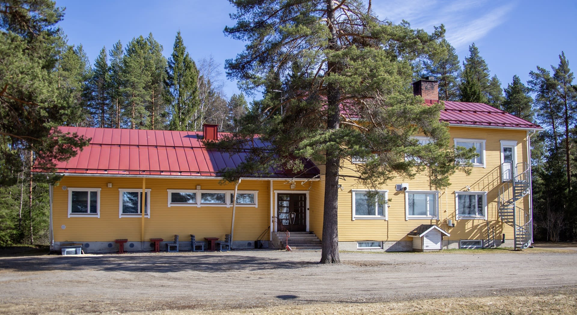 Luonto- ja hyvinvointitalo Peukaloinen kuvattuna edestä.