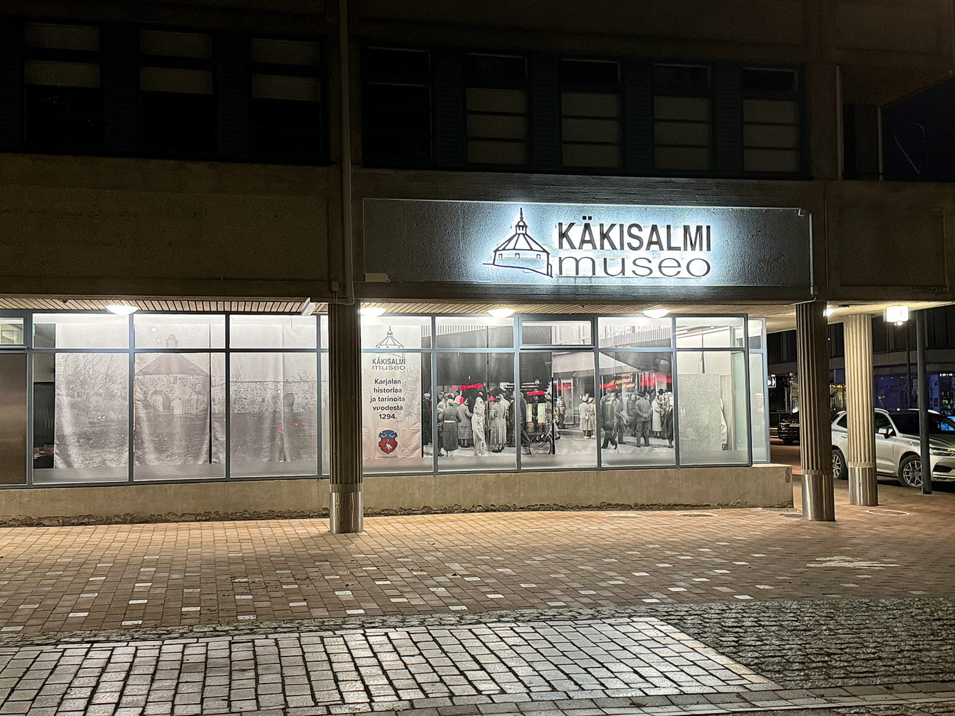 Käkisalmi-museo iltavalaistuksessa