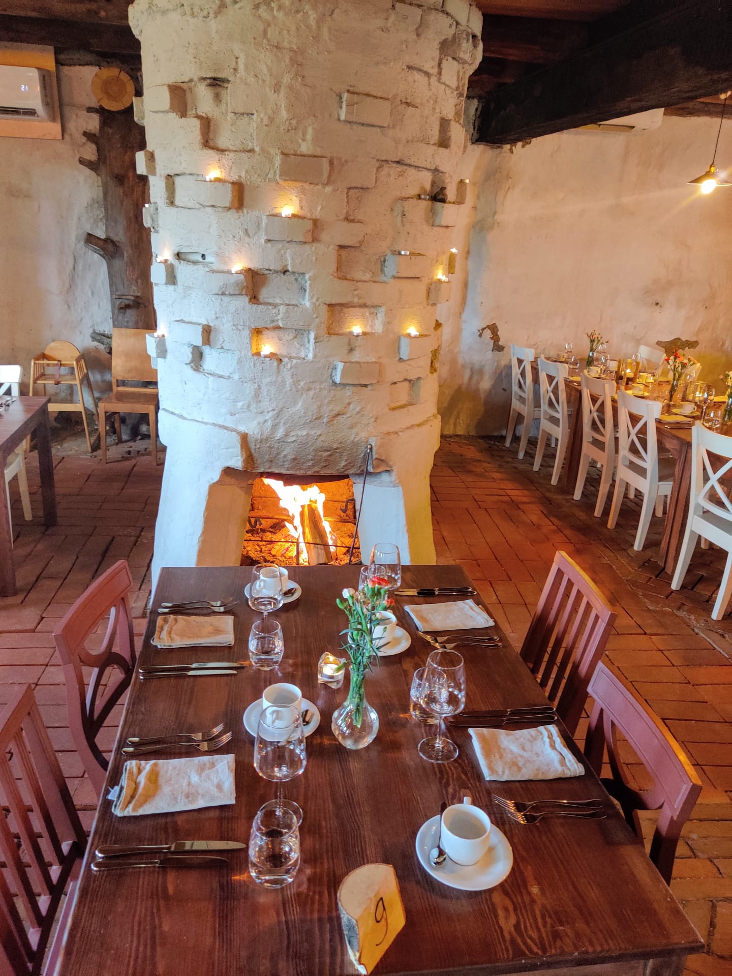 Kuva pöydästä ja takasta ravintola Rikalan Krouvista