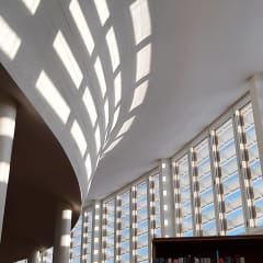 Aallon kirjaston sisäkatto.