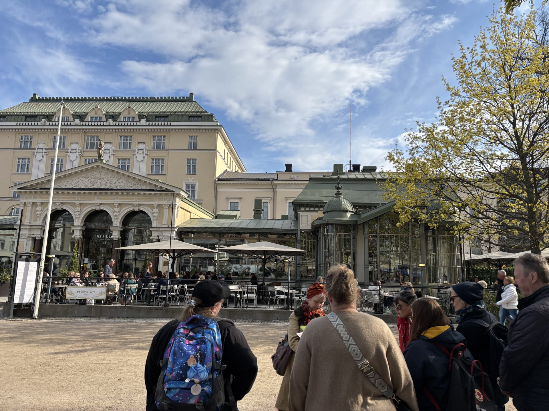 Kävelykierroksen osallistujat ovat pysähtyneet Ravintola Kappelin edustalle.