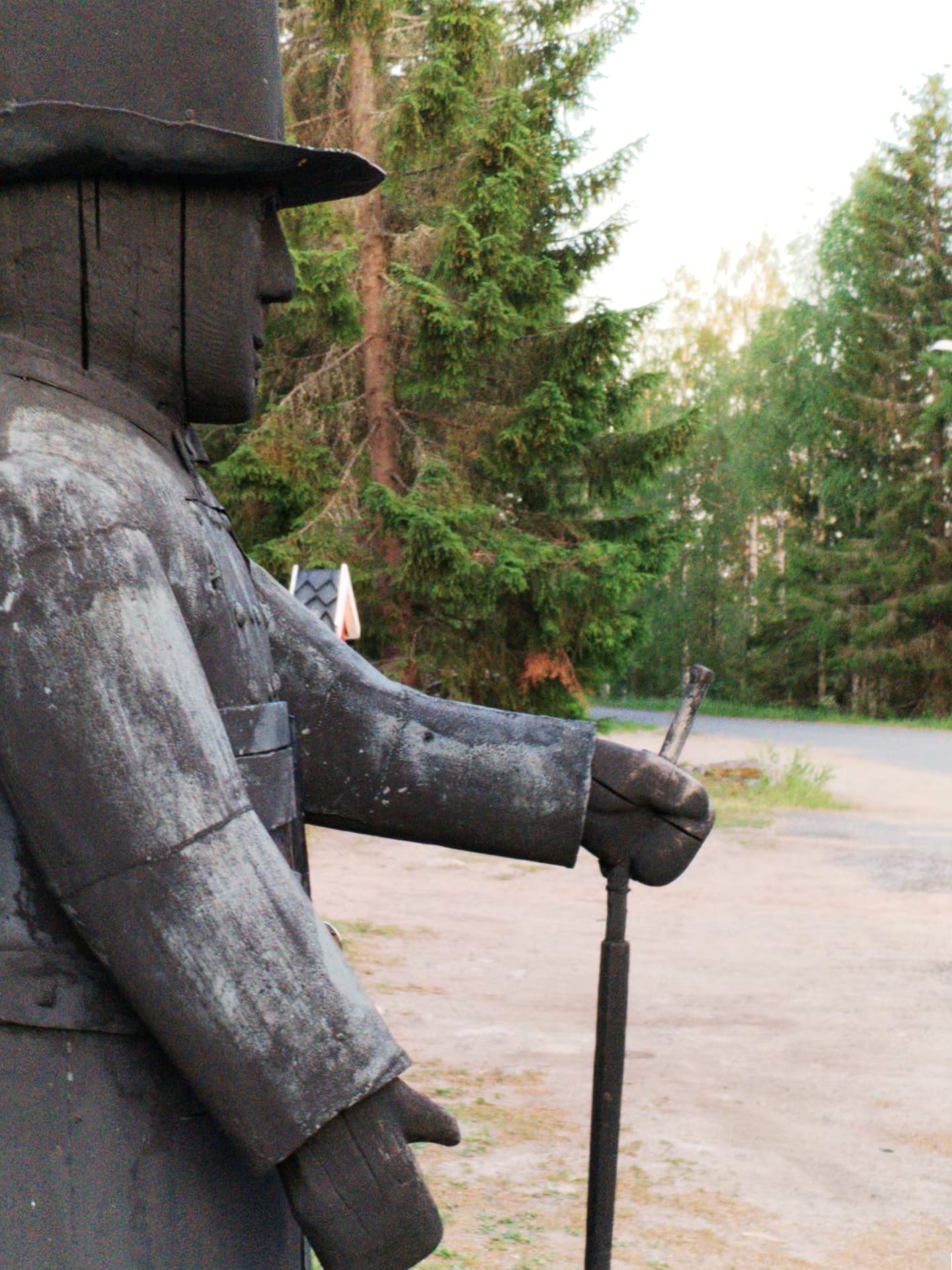 Kirkon äijä näyttää tietä kohti Taavetin kaupunkia