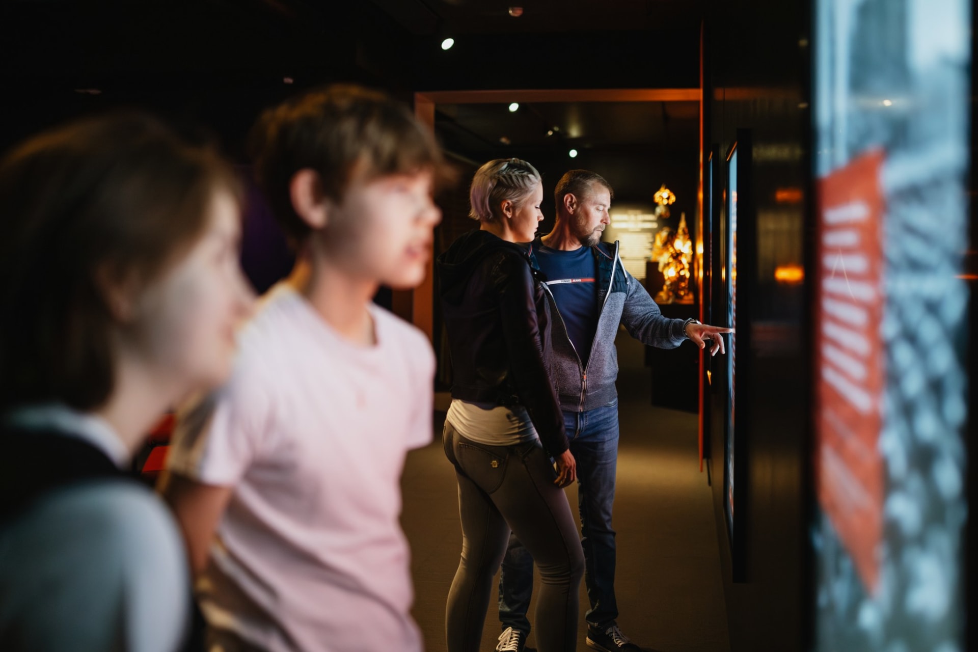 Four visitors studying the exhibition in Muisti.