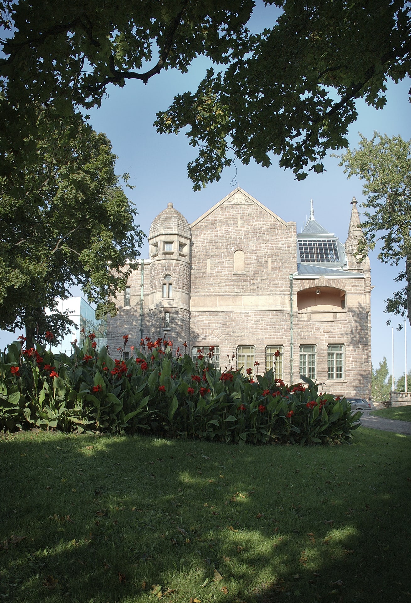 The museum is located in the heart of the city at the beautiful Puolala Park.