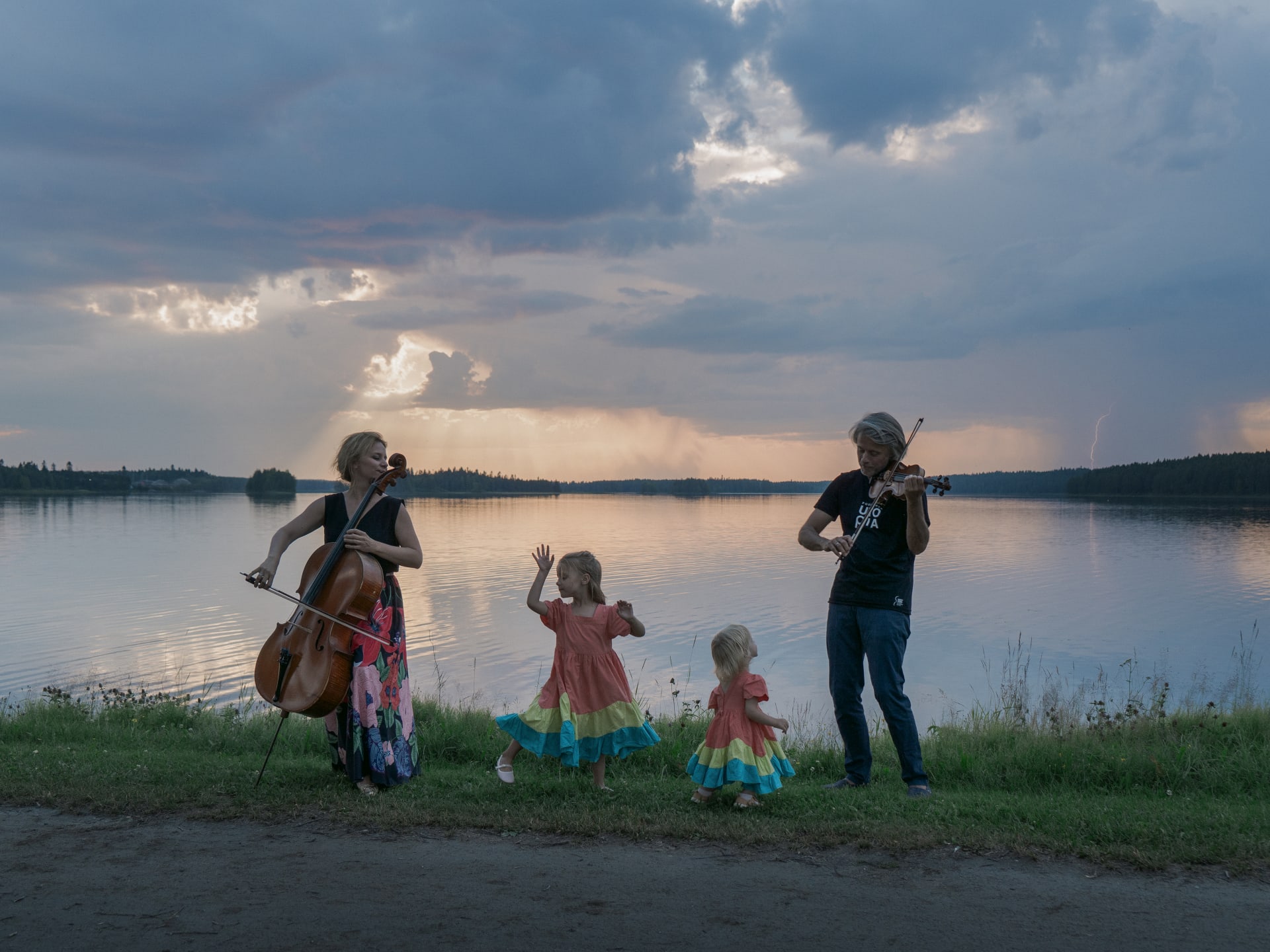 Maja, Daniel and the children at Lake Lammasjärvi