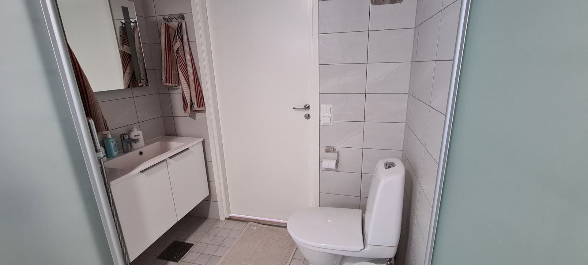 Pesuhuoneen vieressä oleva WC