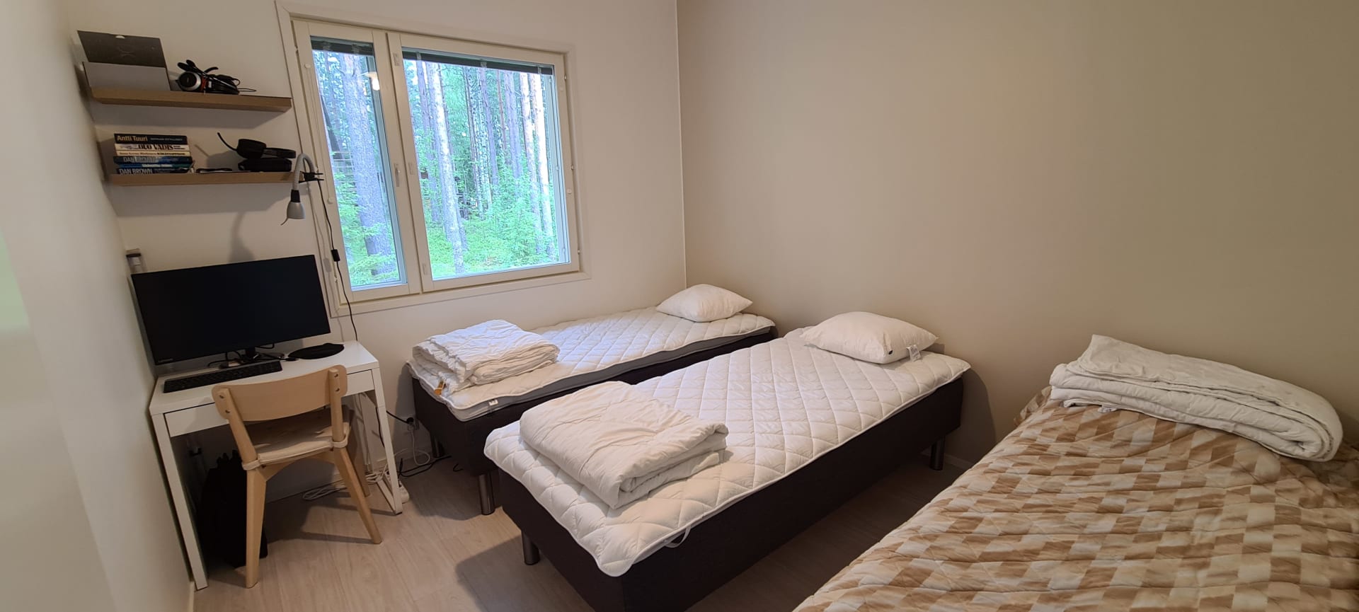 Toinen makuuhuone jossa kaksi 80 x 200 cm laadukasta runkopatjasänkyä ja kolmas 190 x 80 cm sänky