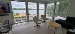 Olohuoneessa on isot ikkunat suoraan järvelle.