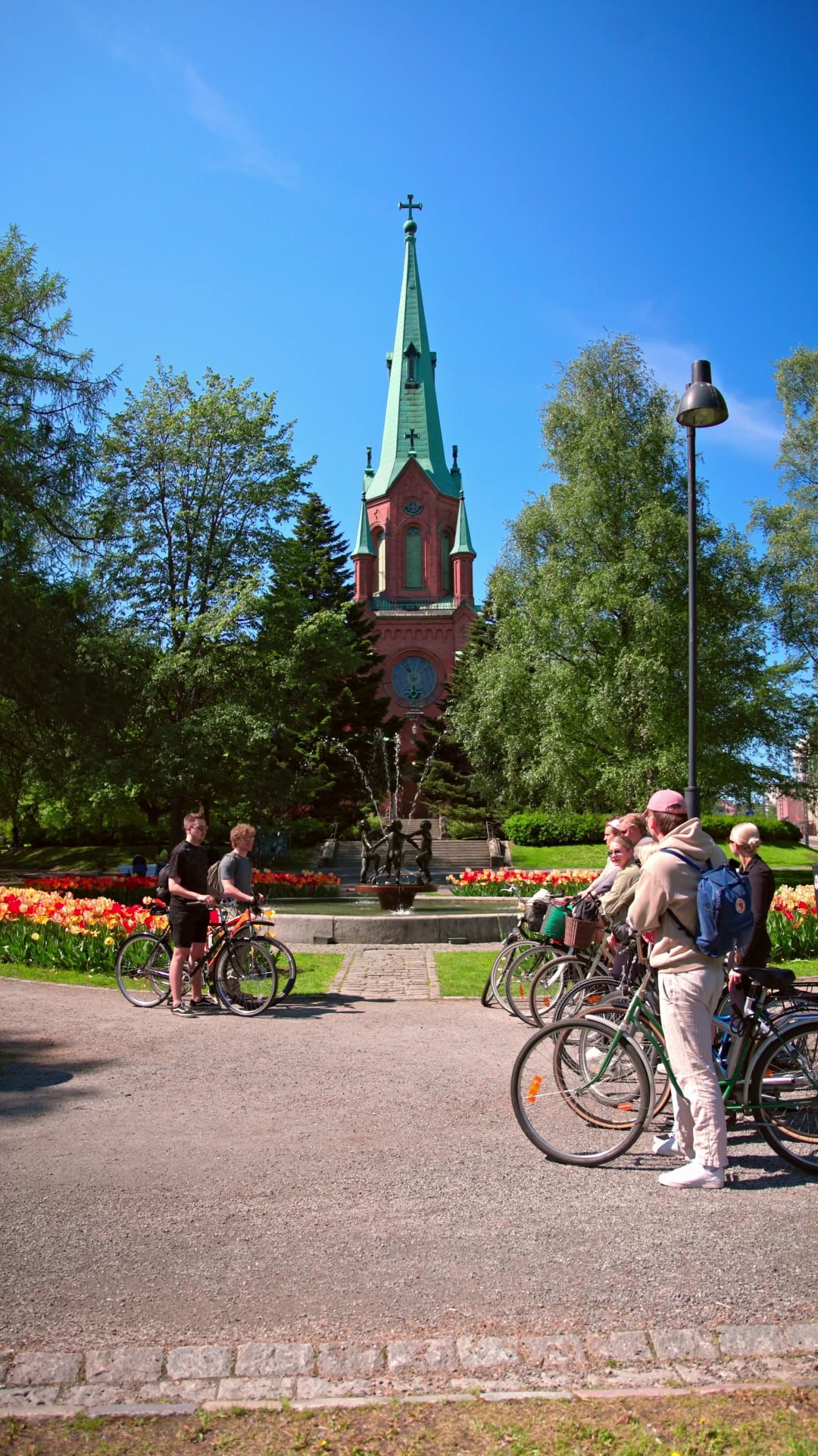 Ihmisiä pyörien kanssa Aleksanterin kirkon edessä