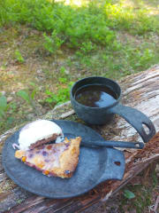 Luonnon helmassa nautitaan pannukahvia ja piirakkaa.