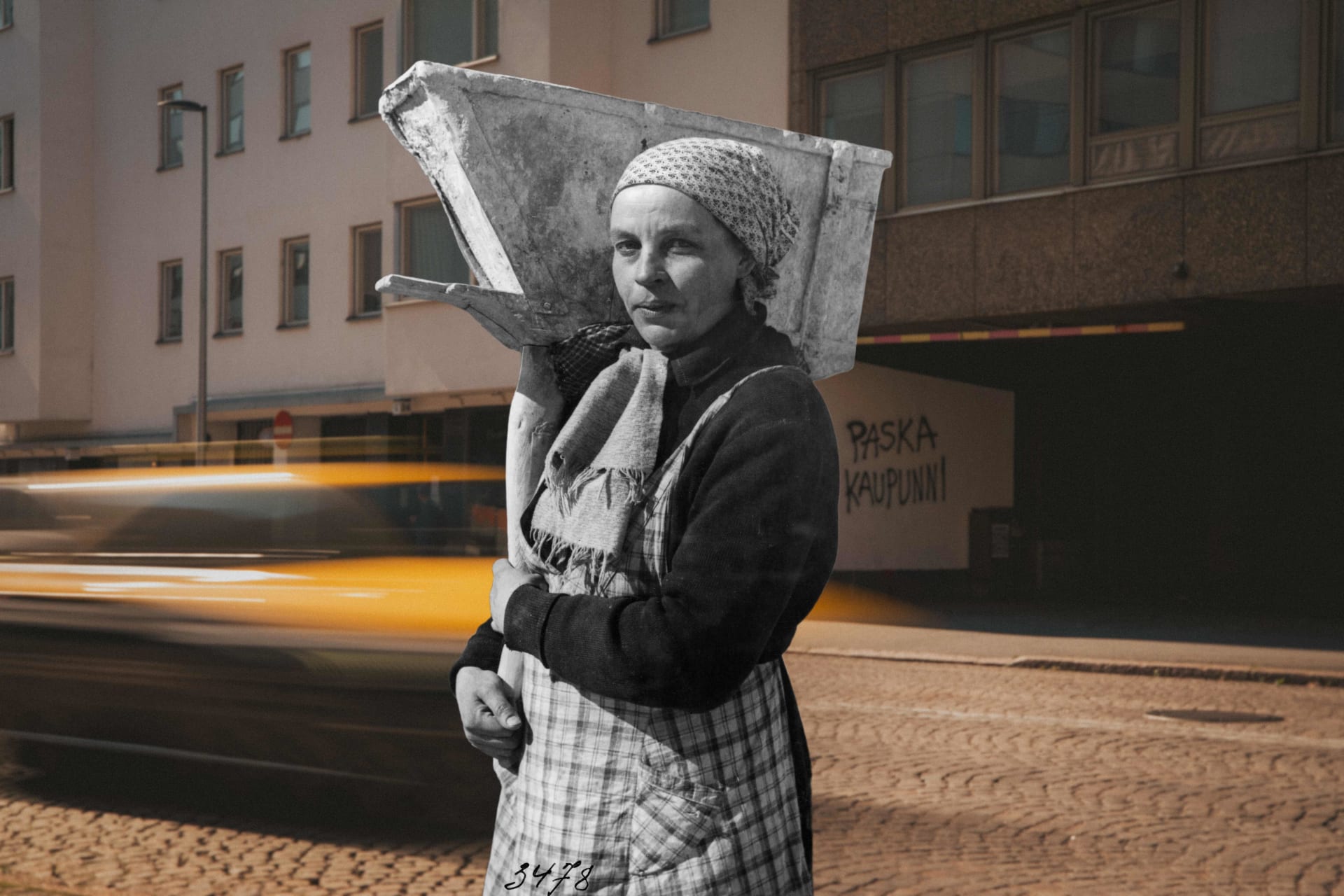 Taustalla värikuva katunäkymästä, edessä mustavalkokuva henkilöstä, jolla olkapäällä suuri betonielementti.
