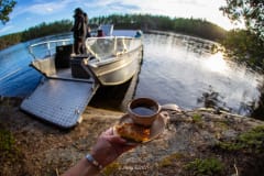 Kahvitauko saarella ja esteetön vene. Coffee break on an island and accessible boat.