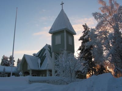 Lentiiran kirkko talvella iltahämärässä