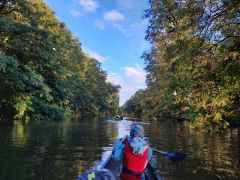 Njut av den underbara naturen längs med ån