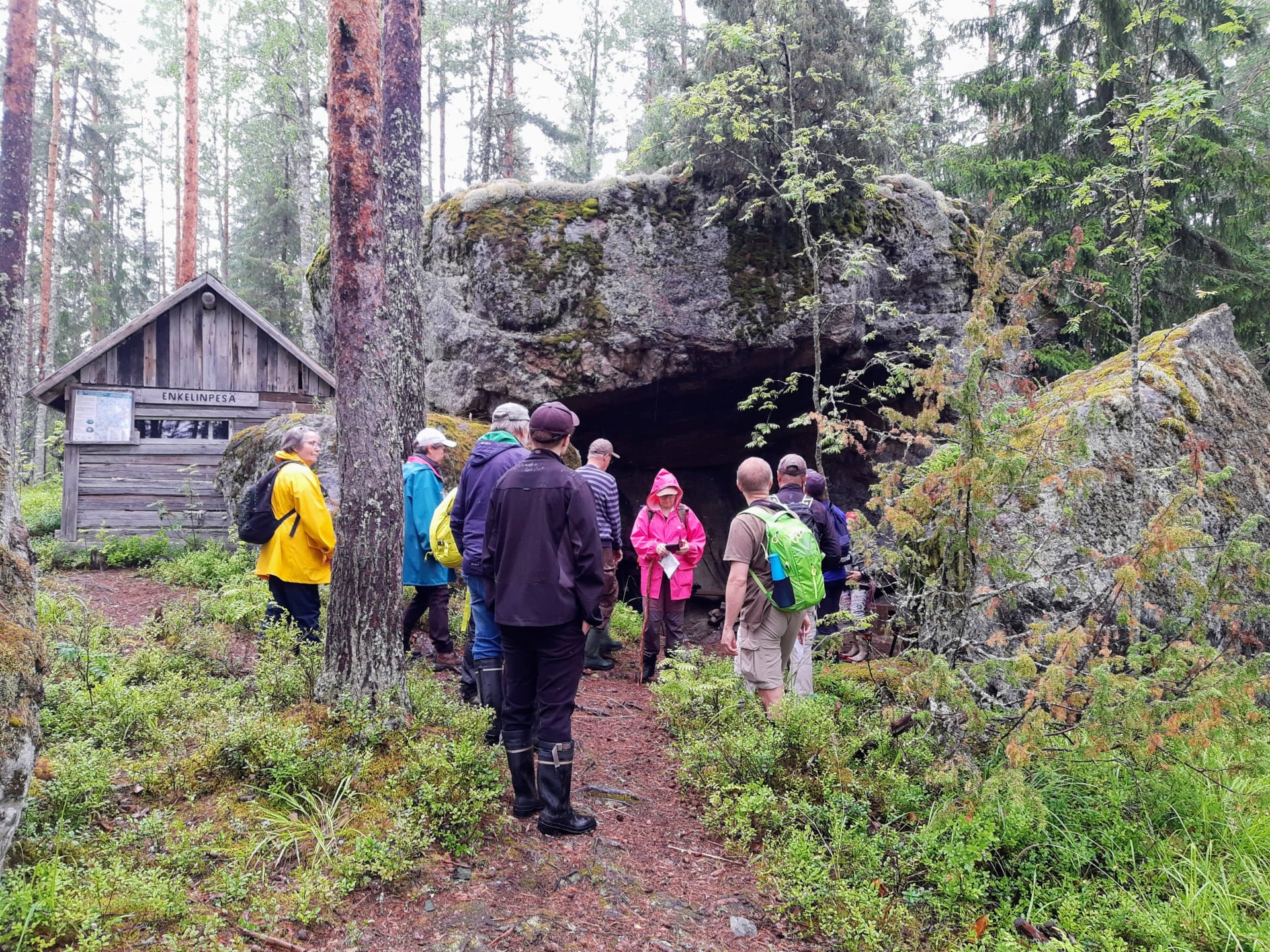 Elämysretkeläisiä Juvan Enkelinpesällä. 