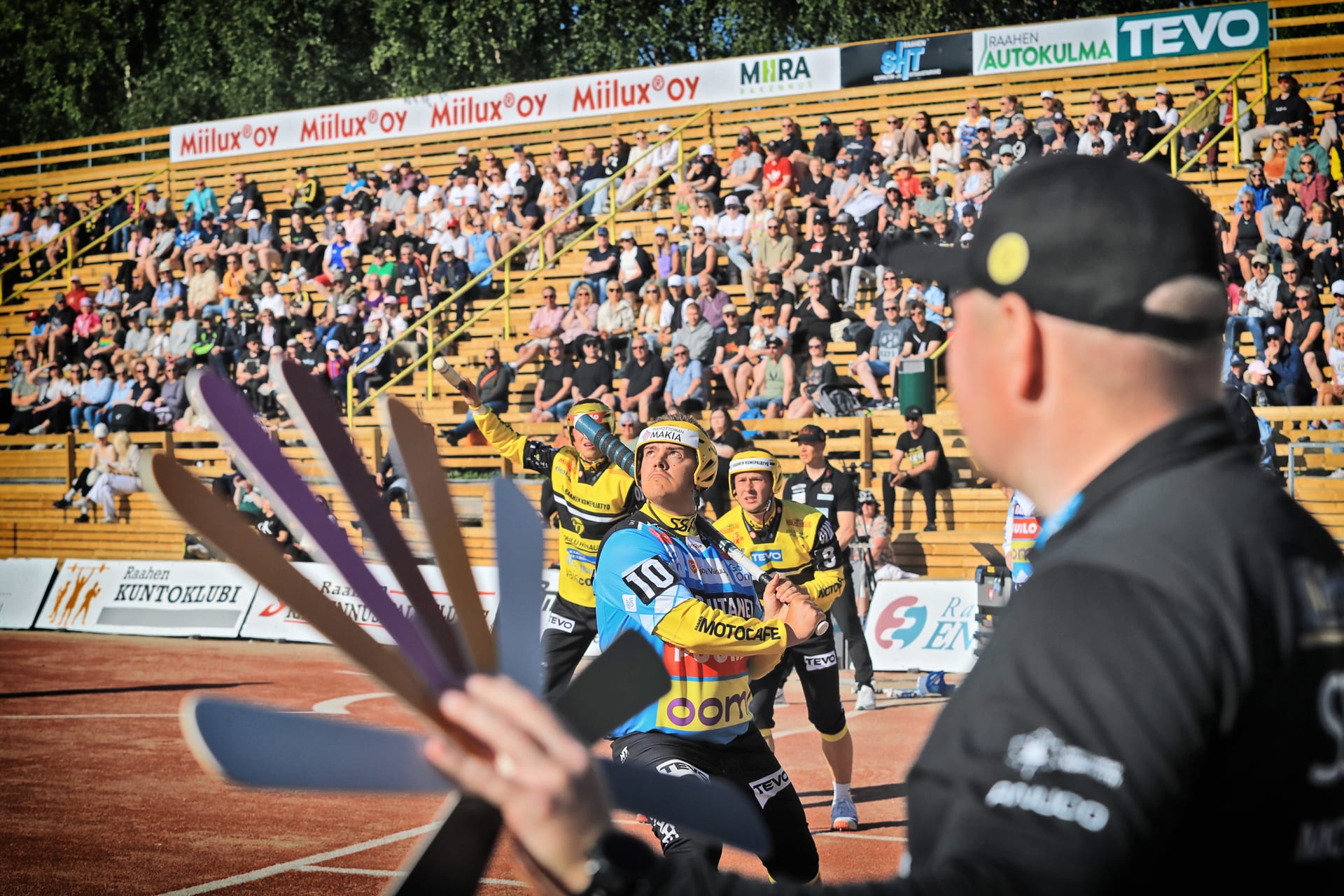 Pesäpalloilija lyömässä palloa.